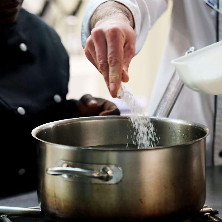 En cuisine, poignée de sel pour goût et saveur - L'Enfance Retrouvée restaurant éphémère 2023