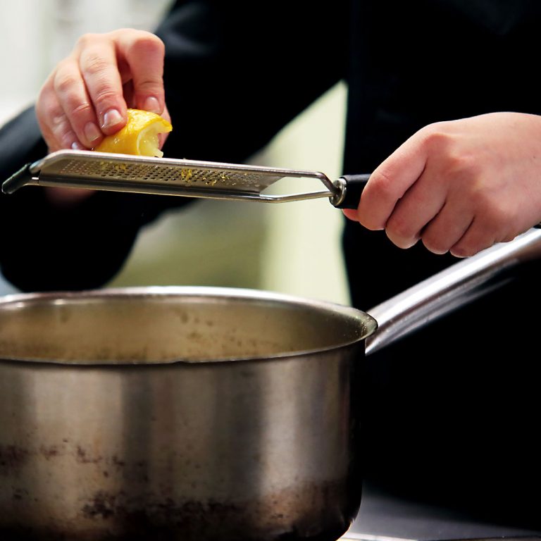En cuisine, zest de citron pour des plats gastronomiques - L'Enfance Retrouvée, restaurant éphémère 2023