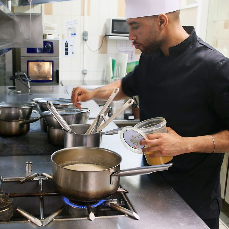 En cuisine, l'équipe est aux fourneaux - L'Enfance Retrouvée, restaurant éphémère 2023